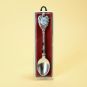 Metal spoon with little photograph of Pope Francis in plastic box.

Price :  4,90 €